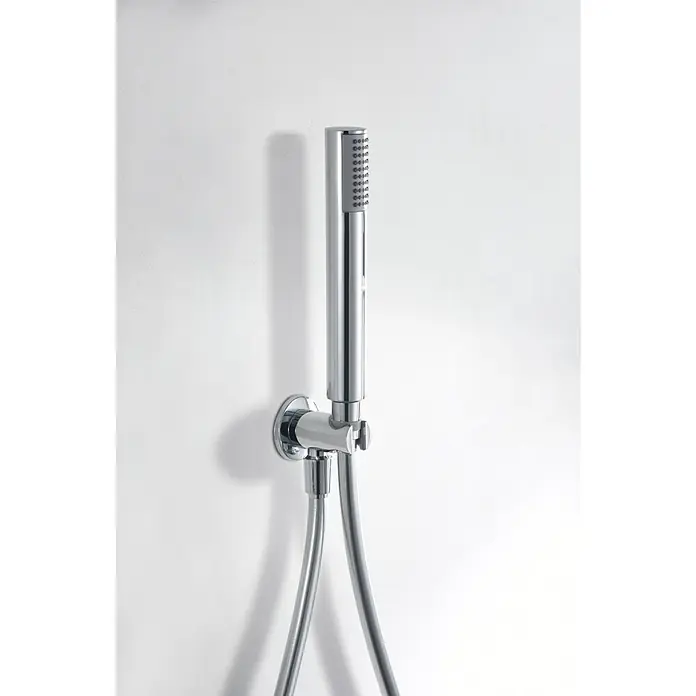 Imex Olimpo Sistema de ducha empotrado - Con grifo monomando, Cromo - Un primer plano de un cabezal de ducha plateado con una manguera conectada a una pared blanca. Diseño elegante para baños modernos.