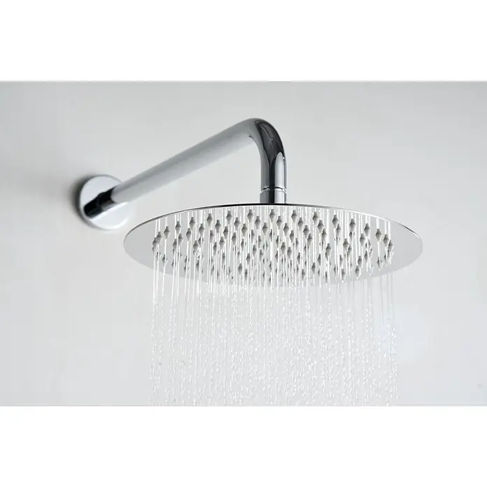Imex Olimpo Sistema de ducha empotrado - Con grifo monomando, Cromo - Primer plano de un cabezal de ducha redondo cromado que rocía agua, montado en una pared con un diseño elegante y moderno.