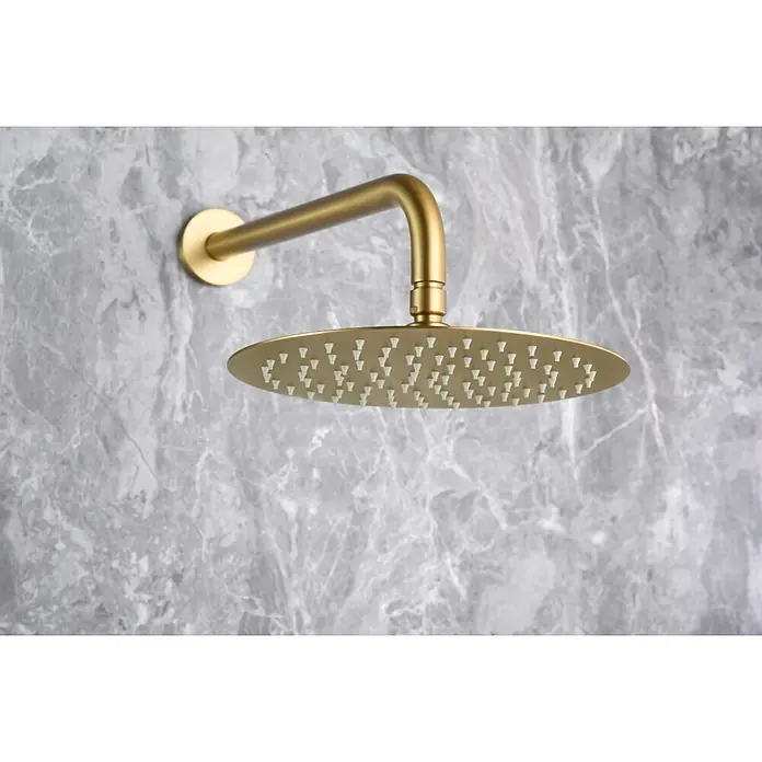 Imex Olimpo Sistema de ducha empotrado - Oro - Ducha de lluvia dorada con diseño redondo y finos rociadores para una experiencia de ducha relajante. Montada en una pared de mármol gris.
