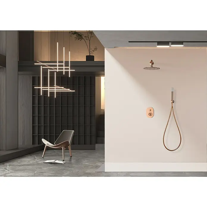 Imex Olimpo Sistema de ducha empotrado - Oro rosa - Elegante diseño de baño con una moderna grifería de ducha con acabado en cobre montada en una pared clara.