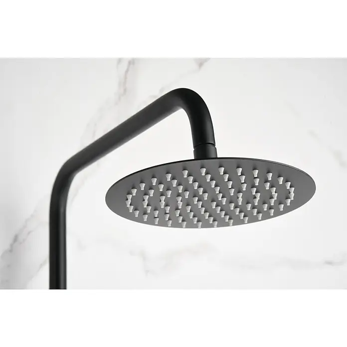 Imex Olimpo Sistema de ducha - Grifo monomando, Negro - Primer plano de un moderno cabezal de ducha negro mate con un diseño redondo y boquillas blancas sobre un fondo de mármol blanco.