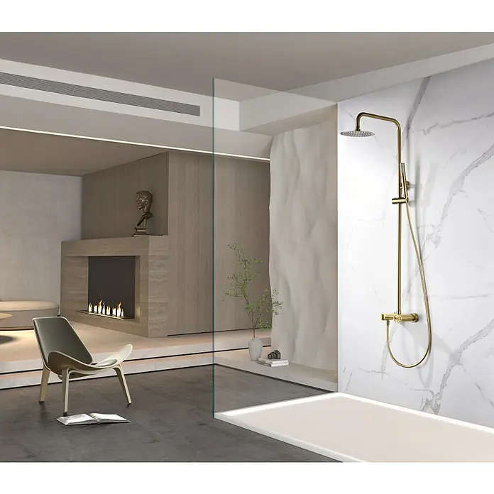 Imex Olimpo Sistema de ducha - Grifo monomando, Oro - Un accesorio de ducha dorado contrasta con una pared de mármol, combinando elegancia y funcionalidad en un baño moderno.