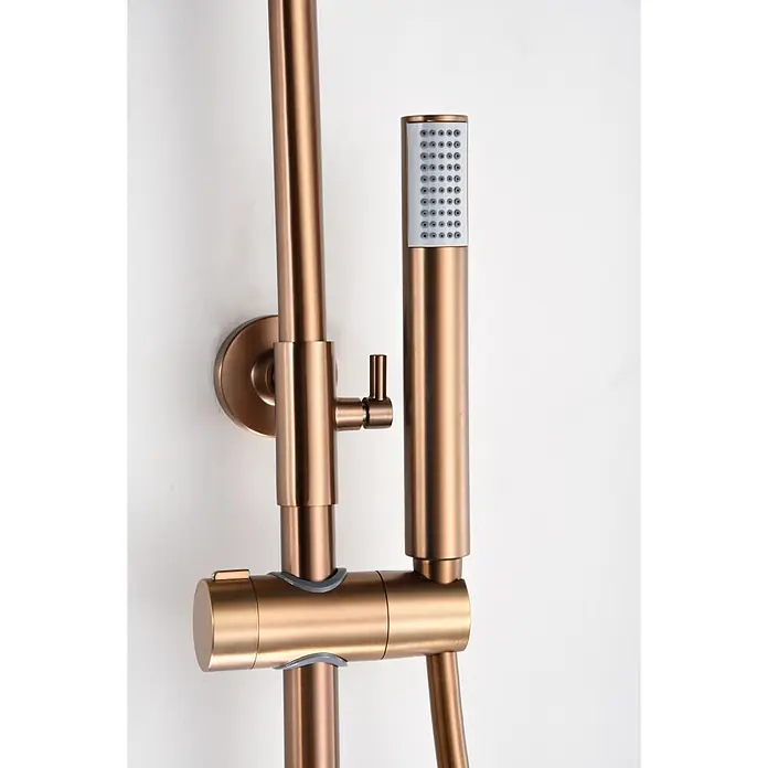 Imex Olimpo Sistema de ducha - Grifo monomando, Oro rosa - Primer plano de un moderno conjunto de ducha en tono cobre con ducha de mano, que combina elegancia y funcionalidad en el baño.