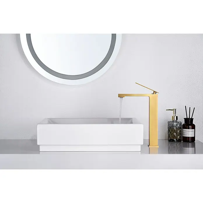 Imex Pisa Grifo de lavabo alto - Oro - Elegante lavabo con grifo dorado moderno, complementado por un espejo estiloso y dispensadores de jabón y ambientador decorativos.
