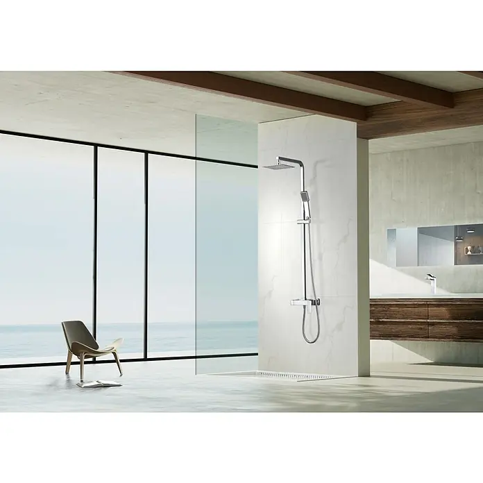 Imex Pisa Sistema de ducha - Grifo monomando, Cromo - Elegantes baldosas de mármol y un juego de ducha cromado definen este moderno diseño de baño. Las ventanas con vista al mar completan el diseño.