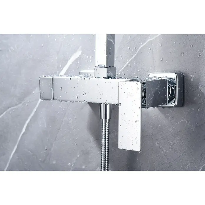 Imex Pisa Sistema de ducha - Grifo monomando, Cromo - Imagen detallada de un moderno grifo de ducha cromado cuadrado con gotas de agua que acentúan su superficie brillante.