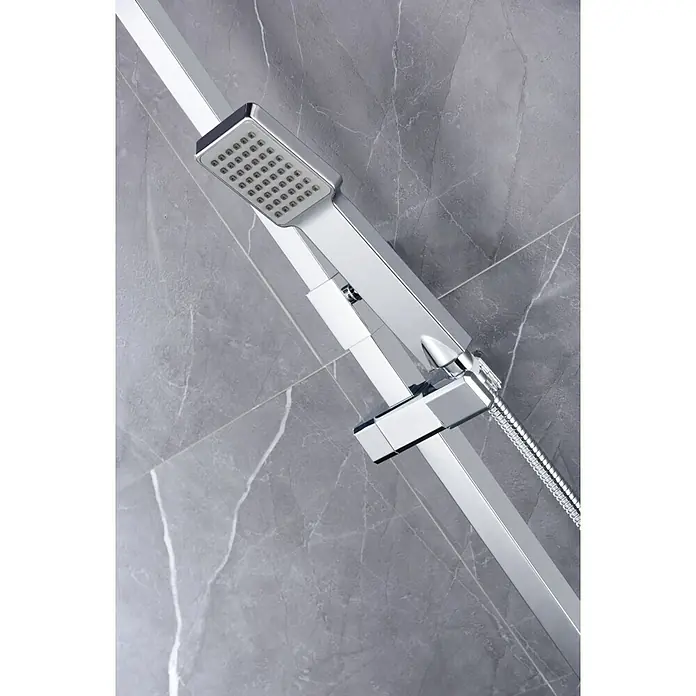 Imex Pisa Sistema de ducha - Grifo monomando, Cromo - Primer plano de un moderno conjunto de ducha con un cabezal de ducha cuadrado y elegantes detalles cromados contra una pared de mármol gris.