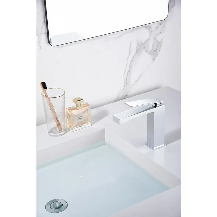 Imex Pisa Grifo de lavabo - Cromo - Lavabo de baño moderno con grifo elegante, cepillo de dientes y frasco de perfume sobre una encimera de mármol blanco. Diseño elegante para accesorios de baño.