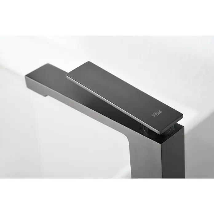 Imex Pisa Grifo de lavabo alto - Black gun - Grifo IMEX moderno negro mate con un diseño minimalista y angular. Elegante grifo mezclador de lavabo para un ambiente de baño sofisticado.