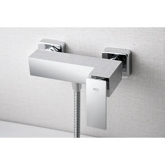 Imex Pisa Grifo de ducha - Cromo - Elegante grifo de ducha IMEX con diseño rectangular y acabado cromado brillante. Un accesorio de baño moderno para una ducha con estilo.