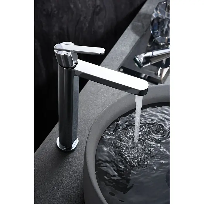 Imex Roma Grifo de lavabo alto - Cromo - Elegante grifo cromado colocado sobre un lavabo, vertiendo un suave chorro de agua, un punto focal en un baño moderno.
