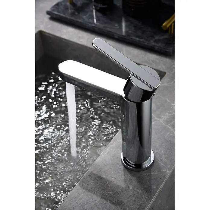 Imex Roma Grifo de lavabo - Cromo - Primer plano de un moderno grifo cromado vertiendo agua en un lavabo, mostrando un diseño de baño elegante y funcionalidad.