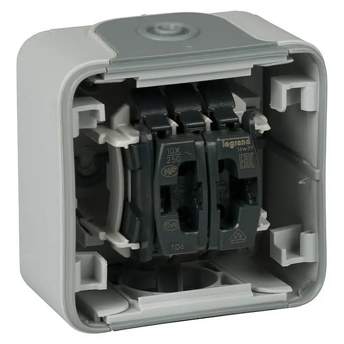 Legrand Plexo Interruptor/Conmutador doble - Gris, Montaje en la pared - Primer plano de un enchufe Legrand, que muestra el cableado interno y los detalles de construcción del producto.