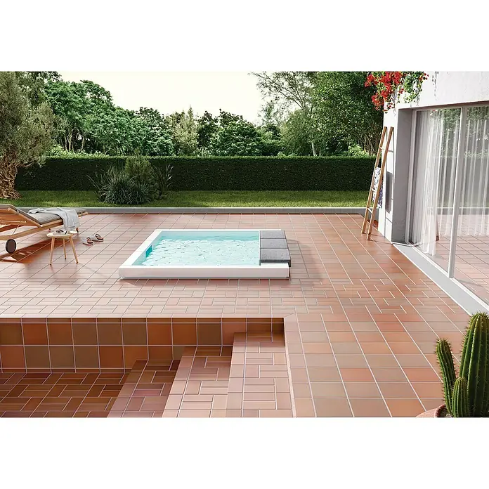 Längsschenkel11,5 x 24 cm, Herbstlaub, Unglasiert - Einladende Außenaufnahme mit einem quadratischen Pool auf einer gefliesten Terrasse, umgeben von üppigem Grün und einem entspannenden Liegestuhl.