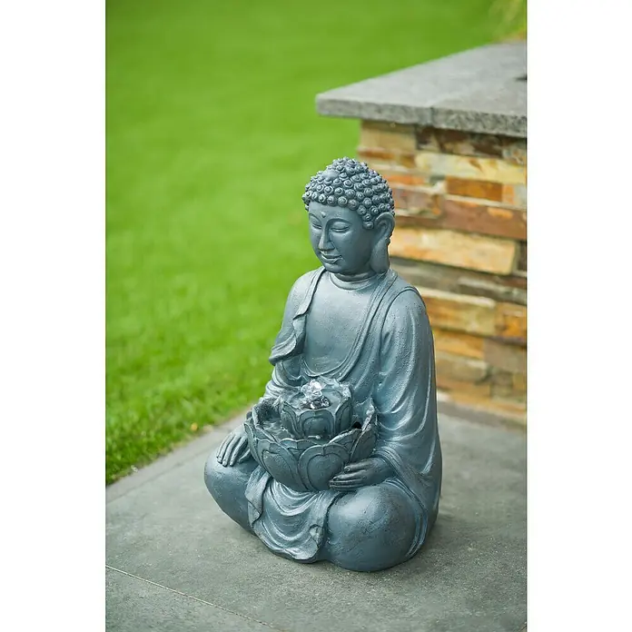 Ubbink AcquaArte Standbrunnen Sungai - 24 x 27,5 x 46 cm - Buddha-Statue mit Lotusbrunnen. Die Statue ist grau und sitzt auf einem Steinsockel vor einem grünen Rasen.