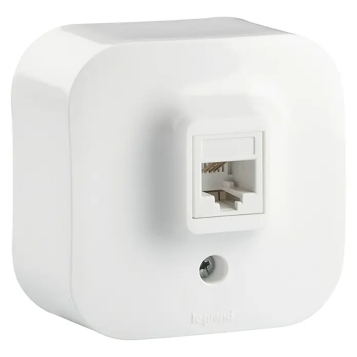 Legrand Forix Toma de teléfono - Blanco, Montaje en la pared - Primer plano de una toma de pared RJ45 blanca Legrand, utilizada para conexiones de red interiores, mostrando su diseño.