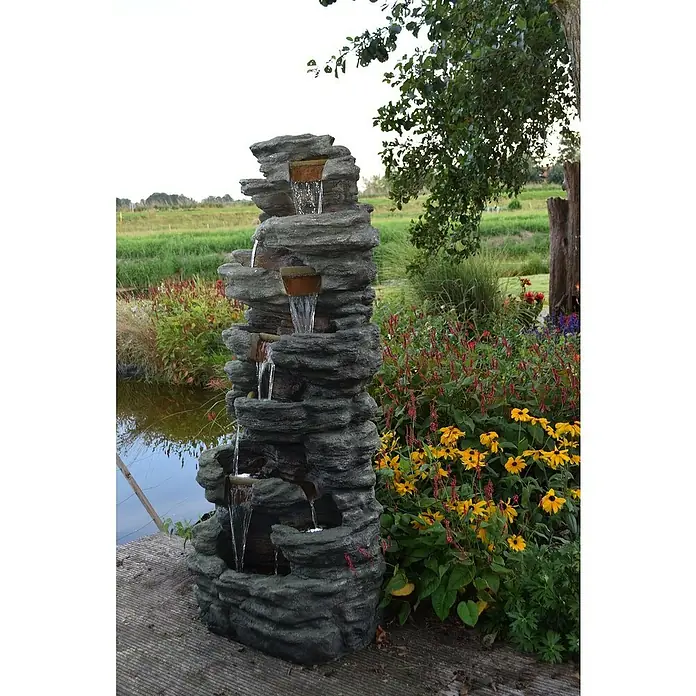 Ubbink AcquaArte Standbrunnen Corte - 70 x 87 x 201 cm - Mehrstufiger Gartenbrunnen mit Steinoptik, umgeben von üppiger Natur. Ideal für eine entspannende Atmosphäre im Außenbereich.