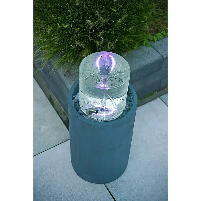 Ubbink AcquaArte Standbrunnen Salemi - 30 x 30 x 67 cm - Nahaufnahme eines modernen Wasserbrunnens mit violetten Akzenten, ideal für Garten oder Terrasse.
