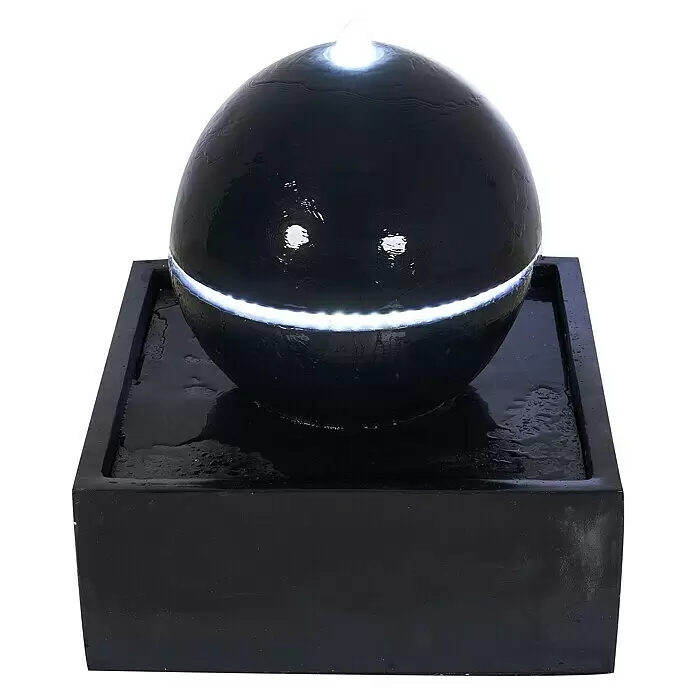 Gartenbrunnen Tripoli - 50 x 50 x 53 cm - Dunkler kugelförmiger Wasserbrunnen mit Wasserstrahl, leuchtendem LED-Streifen und quadratischem Sockel.