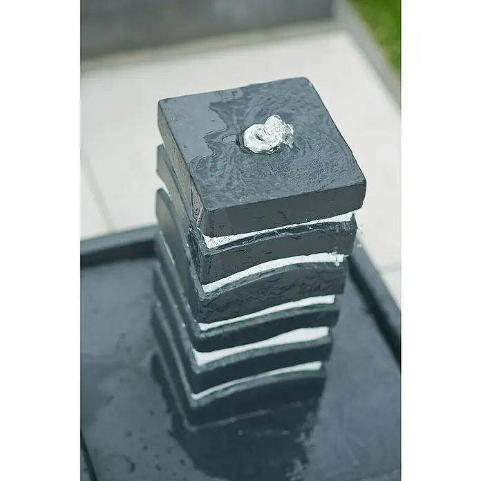 Ubbink AcquaArte Standbrunnen Borgo - 50 x 50 x 40 cm - Nahaufnahme eines dekorativen, gestapelten Brunnens mit Wasserfontäne, der eine ruhige und entspannende Atmosphäre schafft.