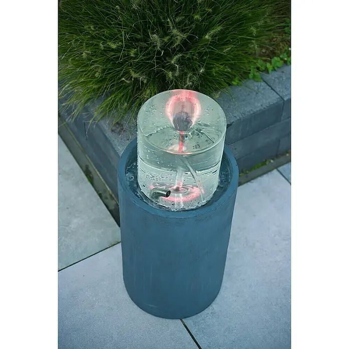 Ubbink AcquaArte Standbrunnen Salemi - 30 x 30 x 67 cm - Nahaufnahme eines modernen Wasserbrunnens mit roter Beleuchtung, ideal für den Garten oder die Terrasse. Der Brunnen sorgt für eine entspannende Atmosphäre.