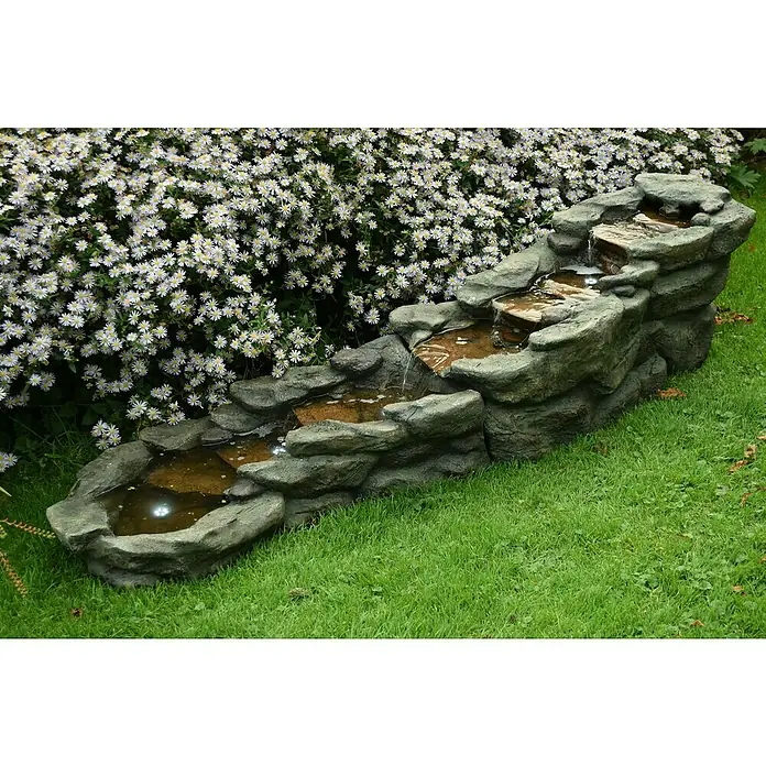 Ubbink AcquaArte Wasserspiel BREMBO - L x B x H: 212 x 58 x 51 cm - Dieser mehrstufige Gartenbrunnen aus Kunststein ist ein dekoratives Highlight. Das Wasserspiel ist von Blumen und Grün umgeben.