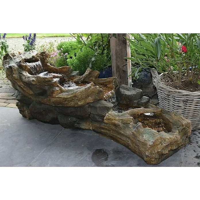 Ubbink AcquaArte Standbrunnen Arbia - 150 x 46 x 48 cm - Dekorative Gartenbrunnen-Kaskade in Holzoptik mit sanft fließendem Wasser, umgeben von üppigem Grün für eine entspannende Atmosphäre.