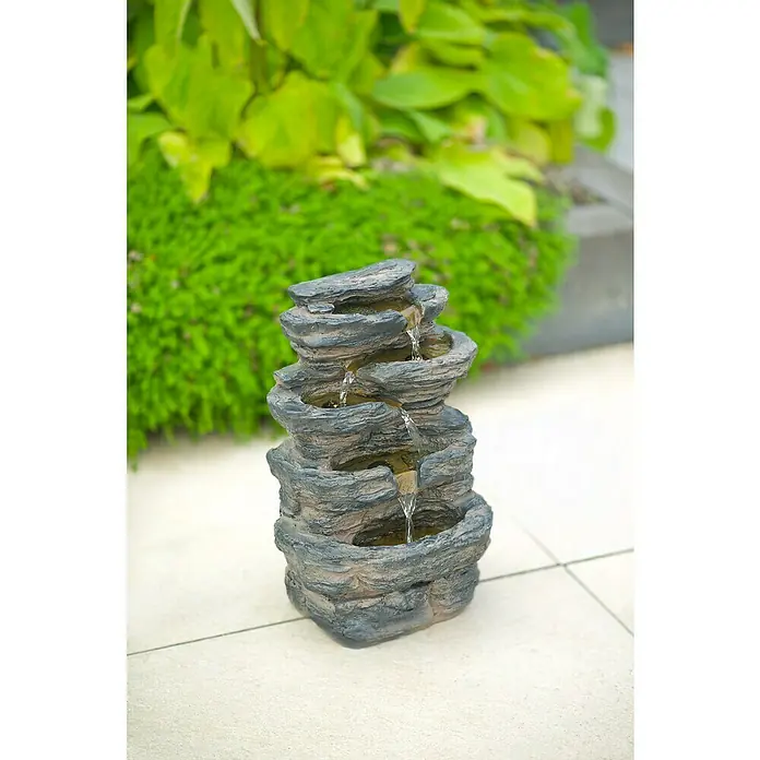 Ubbink AcquaArte Standbrunnen - 26 x 20 x 42 cm - Dekorative Gartenbrunnen-Skulptur aus Kunststein, die einen sanften Wasserfall imitiert und eine beruhigende Atmosphäre im Außenbereich schafft.