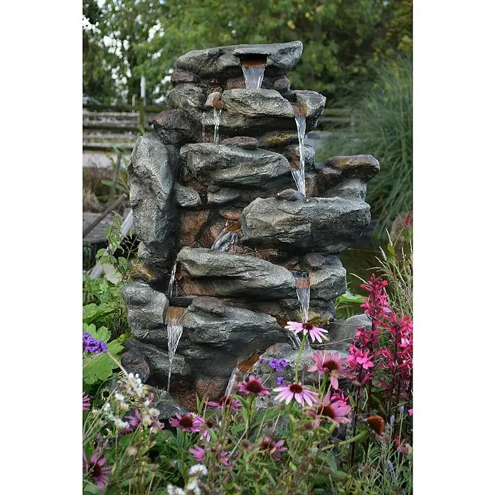 Ubbink AcquaArte Standbrunnen Bonovra - 51 x 69 x 127 cm - Die stilvolle Steinbrunnen-Gartenkombination, umgeben von blühenden Blumen, bringt Ruhe in jeden Außenbereich.