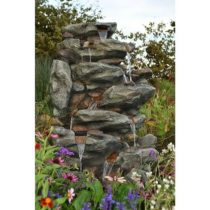 Ubbink AcquaArte Standbrunnen Bonovra - 51 x 69 x 127 cm - Eine malerische Gartenfontäne aus Kunststein, umgeben von blühenden Blumen, die eine beruhigende Atmosphäre schafft.