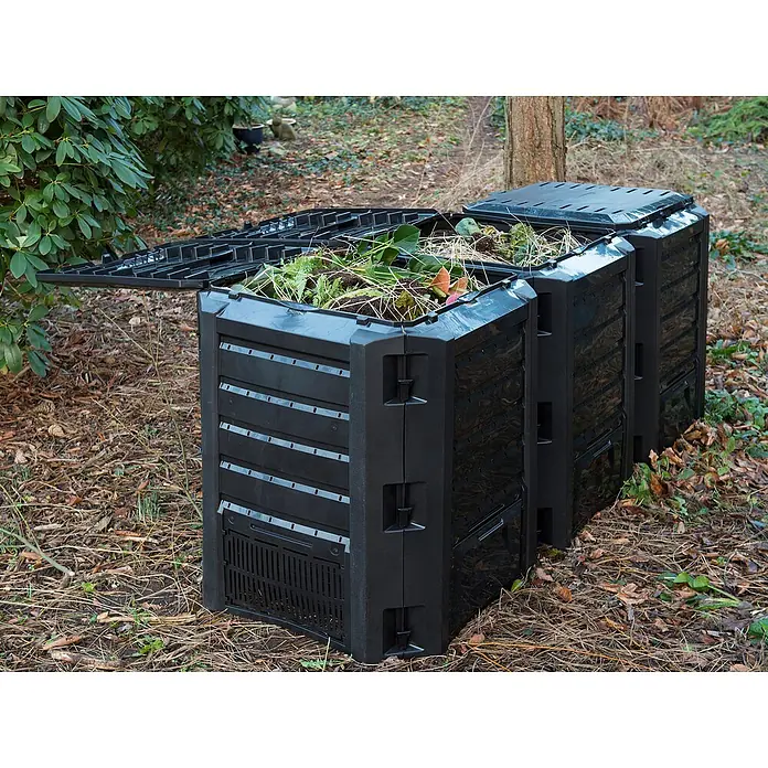 Nature Komposter - 1.200 l, 71,9 x 198 x 82,6 cm - Aufnahme eines modularen Komposters mit offenem Deckel, gefüllt mit Gartenabfällen, der im Freien auf Laub steht.