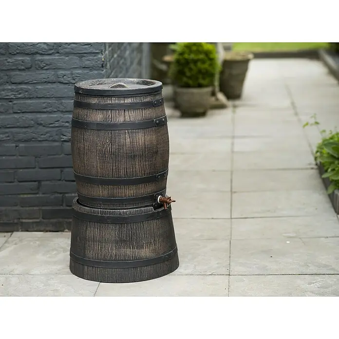 Nature Regentonnensockel - Passend für: Regenspeicher 50 l, Braun - Ein detailreicher Regenspeicher in Form eines Holzfasses mit Deckel und Auslaufhahn, ideal für Garten und Außenbereich zur Wassergewinnung.