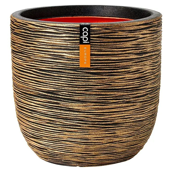 Capi Europe Nature Rib NL Pflanztopf Rib - Außenmaß (Ø x H): 43 x 41 cm, Kunststoff, Schwarz Gold - Ein zylindrischer Capi Europe Pflanztopf mit einer strukturierten, horizontalen Oberfläche in Gold und Schwarz, ideal für den Innen- und Außenbereich.