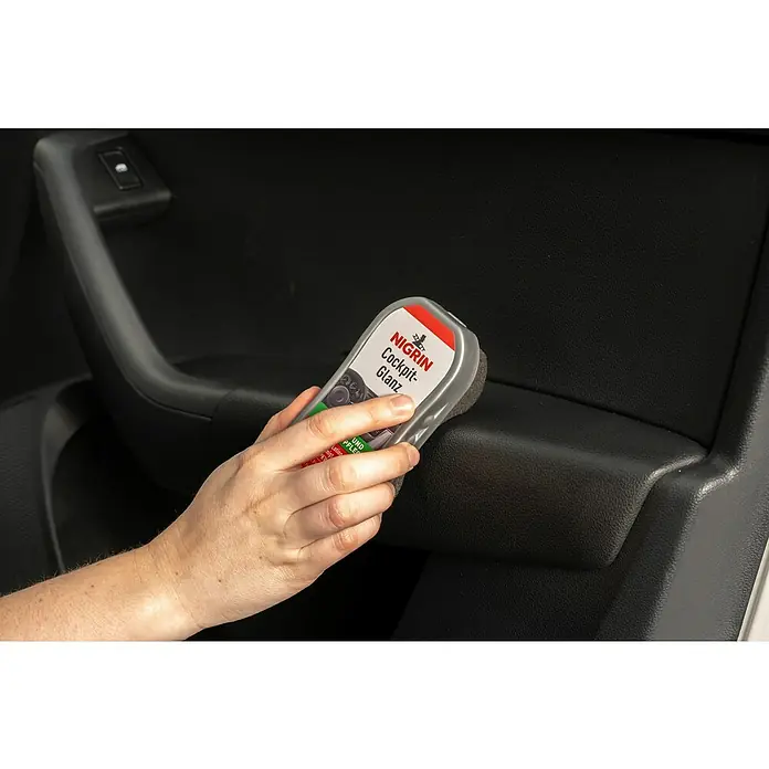 Nigrin Cockpit-Silikonschwamm Quick Shine - Glänzend - Die Hand hält Nigrin Cockpit-Glanz, um das Auto zu reinigen. Dieses Produkt sorgt für einen schönen Glanz im Cockpit.