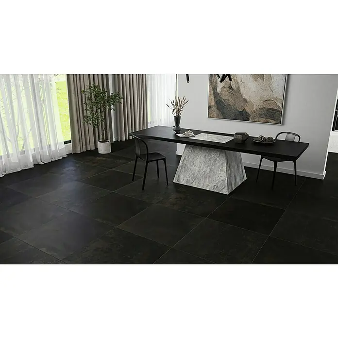 Feinsteinzeugfliese Metallo Ferro - 80 x 80 cm, Schwarz, Matt - Elegantes Interieur mit dunklen Fliesen, einem modernen Tisch mit Marmorfuß und stilvollen Stühlen unter einem abstrakten Kunstwerk.