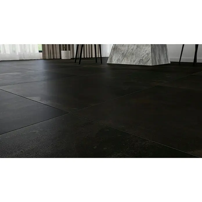 Feinsteinzeugfliese Metallo Ferro - 80 x 80 cm, Schwarz, Matt - Dunkle Bodenfliesen mit eleganten Fugen verlegt, die eine moderne und stilvolle Atmosphäre im Raum schaffen. Die Fliesen sind ein echter Hingucker.