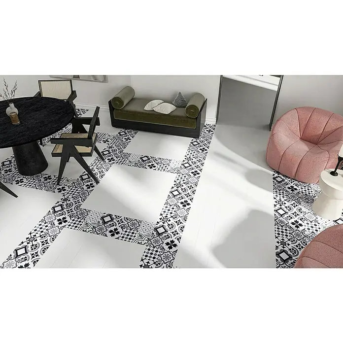 Modern Style Feinsteinzeugfliese Bronx Blanco - 15 x 15 cm, Weiß, Matt - Einrichtung mit modernem, schwarzem Tisch, gemütlicher Bank, rosa Sessel und einem einzigartigen Bodenmuster. Die Raumgestaltung ist stilvoll.