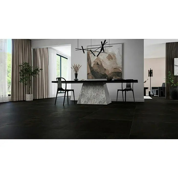 Feinsteinzeugfliese Metallo Ferro - 80 x 80 cm, Schwarz, Matt - Ein modernes Esszimmer mit dunklem Bodenbelag, einem Esstisch mit Marmorfuß und stilvoller Dekoration.