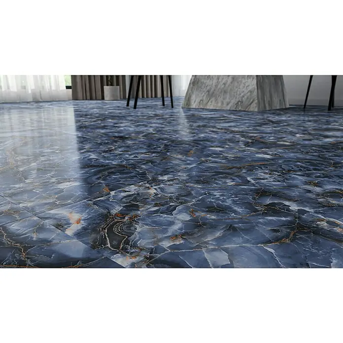 Feinsteinzeugfliese Marmor Ocean - 60 x 120 cm, Blau/Anthrazit, Glänzend - Detailaufnahme von blauem Onyx-Marmorfliesenboden, der Eleganz und Luxus mit seiner einzigartigen Maserung und polierten Oberfläche ausstrahlt.
