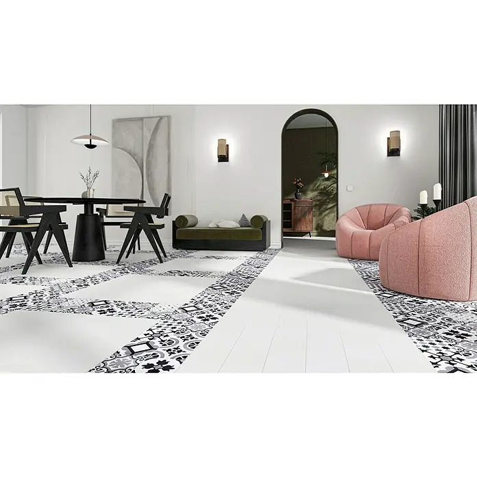 Modern Style Feinsteinzeugfliese Bronx Blanco - 15 x 15 cm, Weiß, Matt - Ein stilvolles Interieur mit einem markanten Bodenbelag, der helle Holzdielen mit dekorativen Fliesen kombiniert. Elegante Möbel ergänzen das Design.