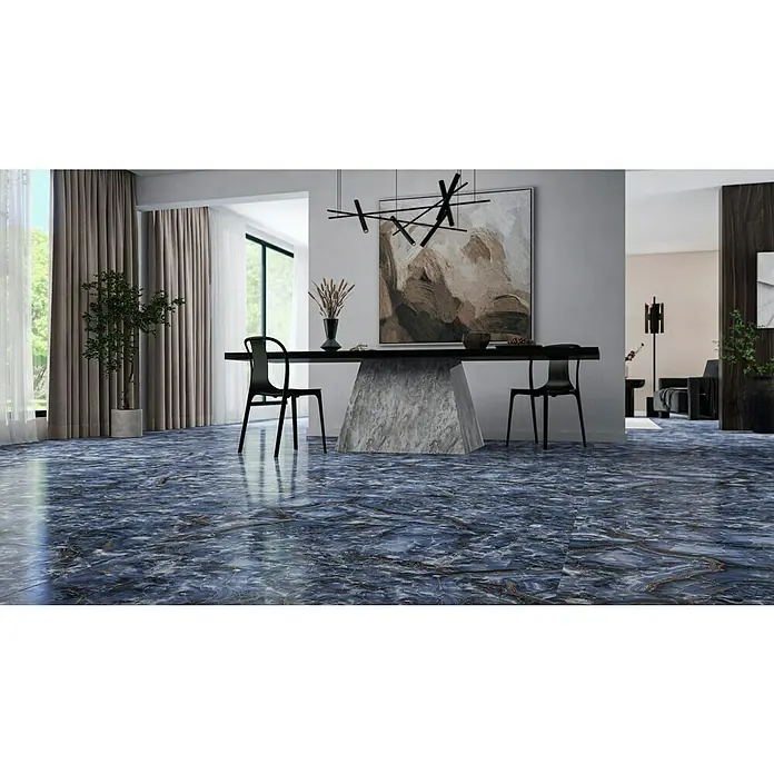 Feinsteinzeugfliese Marmor Ocean - 60 x 120 cm, Blau/Anthrazit, Glänzend - Elegantes Interieur mit auffälligem blauem Marmorboden, der dem Raum eine luxuriöse und moderne Atmosphäre verleiht.