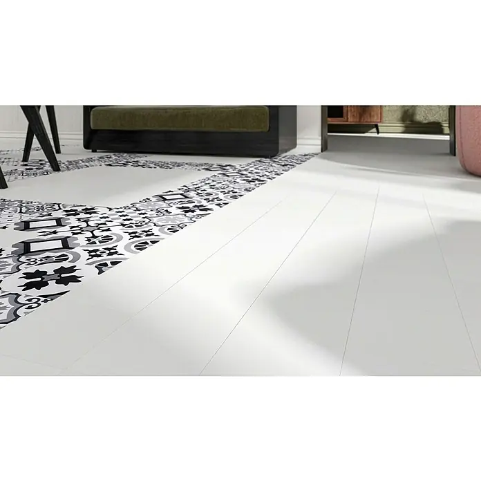 Modern Style Feinsteinzeugfliese Bronx Blanco - 15 x 15 cm, Weiß, Matt - Detailaufnahme von einem Boden mit weißen Holzdielen und einem dekorativen Fliesenmuster, das dem Raum einen eleganten und modernen Look verleiht.