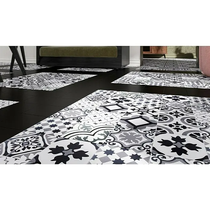 Modern Style Feinsteinzeugfliese Mistral - 15 x 15 cm, Schwarz/Grau, Matt - Ein Boden mit wechselnden Mustern in Grau- und Schwarztönen. Die Fliesen präsentieren florale und geometrische Motive, die ein vielseitiges Design erzeugen.