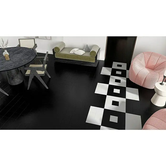 Modern Style Feinsteinzeugfliese Bronx Negro - 15 x 15 cm, Schwarz, Matt - Elegantes Interieur mit einem schwarzen Esstisch, Stühlen, einer Ottomane und rosa Sesseln auf einem schwarz-weiß gefliesten Boden.