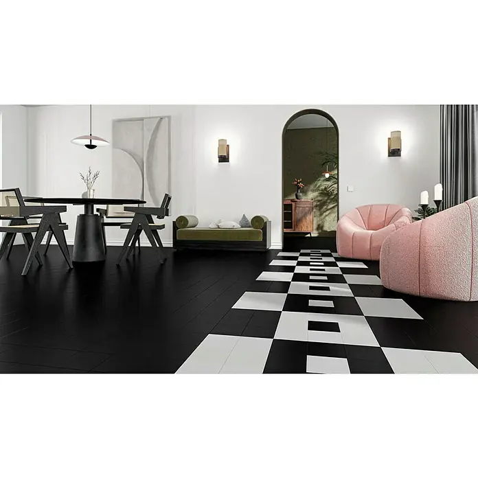Modern Style Feinsteinzeugfliese Bronx Negro - 15 x 15 cm, Schwarz, Matt - Ein modernes Interieur mit schwarzen Holzböden, einem schwarz-weiß karierten Flurbereich und pinkfarbenen Sesseln.