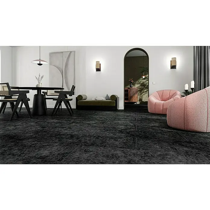 Terrassenfliese Cera 2.0 - 40 x 120 x 2 cm, Museo Ardesia Nero, Matt - Dieses Bild zeigt einen Raum mit einem Esstisch-Set, einem olivgrünen Sofa und zwei rosafarbenen Sesseln.