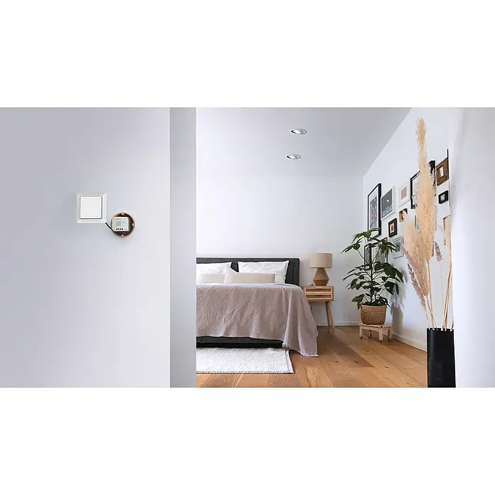 Bosch Smart Home Dimmer - Unterputz, 230 V, Smarte Steuerung: Bosch Smart Home App - Ein helles Schlafzimmer mit Smart Home Lichtschalter und minimalistischer Einrichtung, das moderne Design und Komfort vereint.