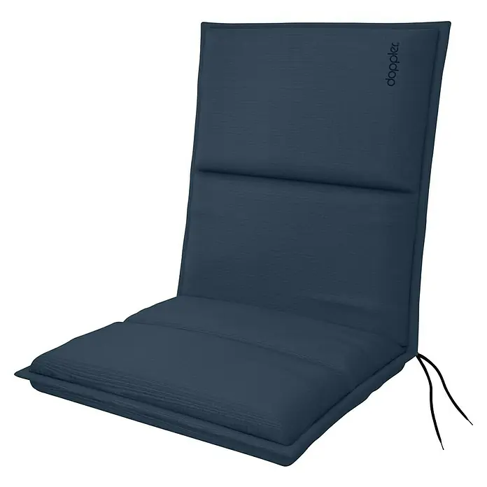 Doppler Sitzauflage City - Dunkelblau, Niederlehner, L x B x H: 100 x 48 x 6 cm, Polyester - Ein marineblauer Stuhlkissen mit hoher Rückenlehne und dem "Doppler"-Logo oben, ideal für zusätzlichen Komfort und Stil im Freien.