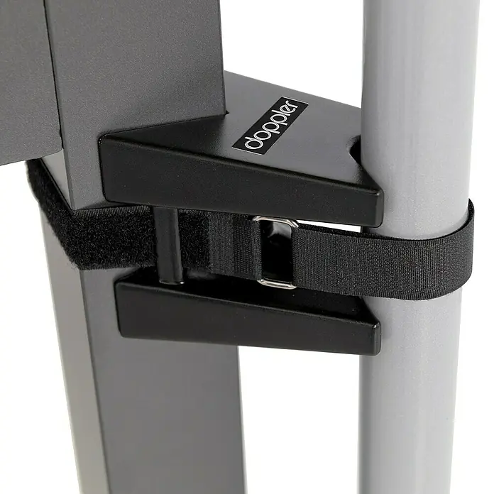 Doppler Tischklammer Table-Fix - 2 -tlg., Passend für: Schirmgrößen bis 250 cm, Anthrazit - Nahaufnahme einer Doppler-Befestigung mit Klettverschluss, die einen Sonnenschirmmast an einem Ständer fixiert. Stabil und praktisch!