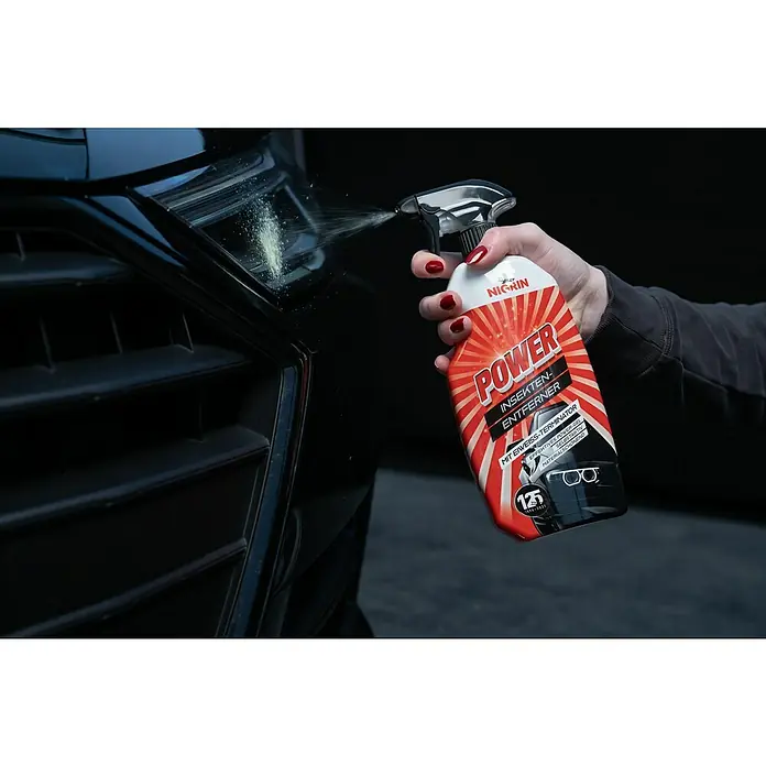 Nigrin Insektenentferner Power - 750 ml - Eine Person benutzt Nigrin Power Insektenentferner auf einem schwarzen Auto, um es von Insekten zu befreien.
